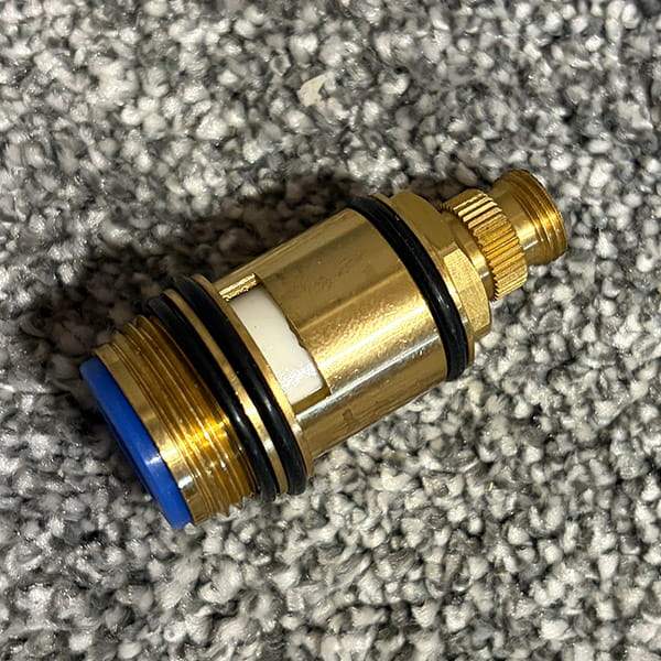 Deante Przełącznik natrysku do baterii wannowej Curcuma 1.jpg