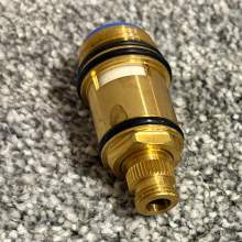 Deante Przełącznik natrysku do baterii wannowej Curcuma 3.jpg